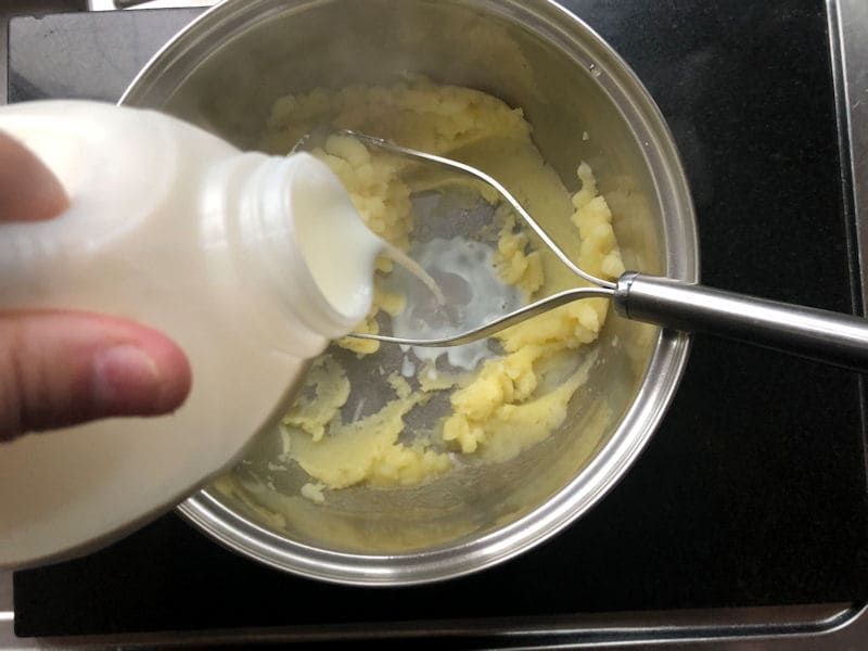 Seasoning mashed potato with freshly ground sea salt