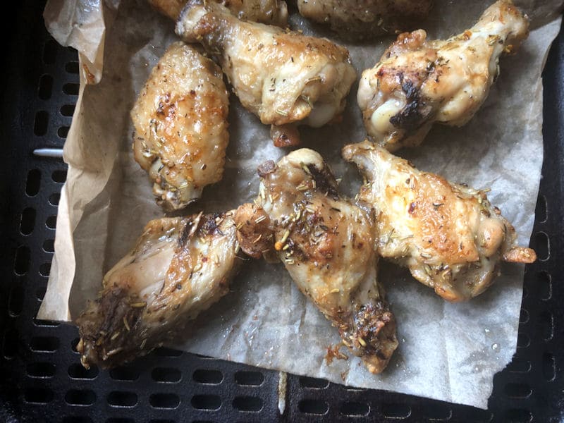 Plain chicken
wings coated in a mix of herbs